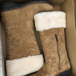 New UGG Women’s Karyn Boot (Chestnut)